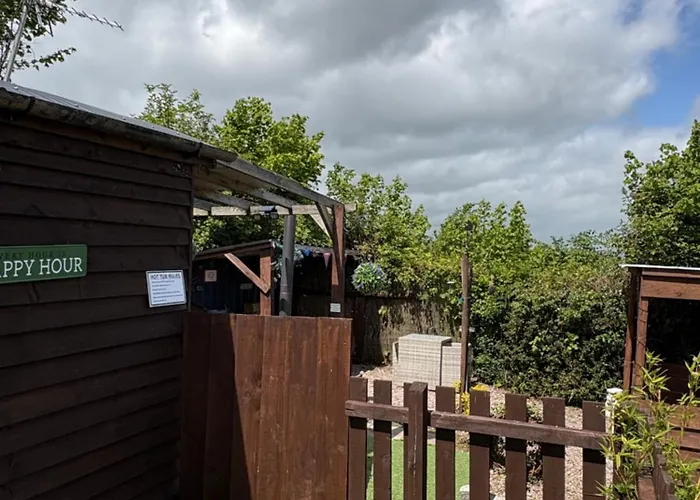 Four Seasons Country Retreat With Wood Fuel Hot Tub Close To Kington Market Town
