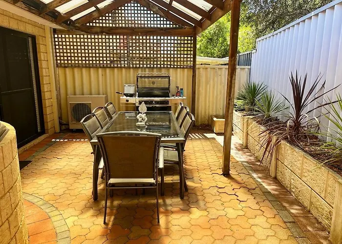 The Scarborough Beach House - Walk To The Beach!