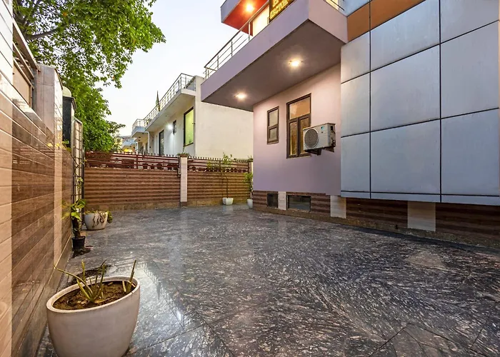 Hotel Diamond Stays Sector 51 Noida