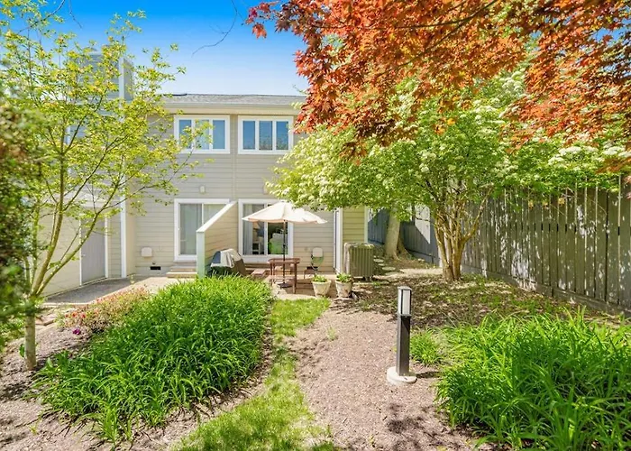 Scarborough Village - 245 Country Club Dr, Unit #608