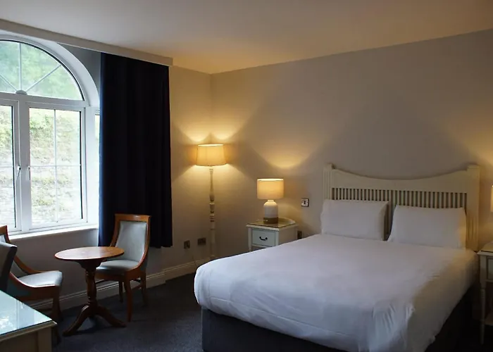 Watersedge Hotel