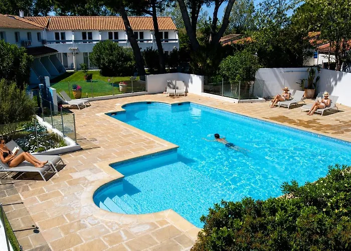 Artemia Aigues-Mortes - Hotel Avec Piscine - Bornes Electriques - Parking Prive - Local Velo-Moto