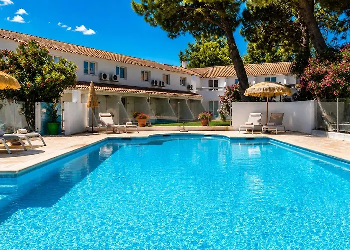 Artemia Aigues-Mortes - Hôtel avec piscine - Bornes électriques - Parking privé - Local vélo-moto