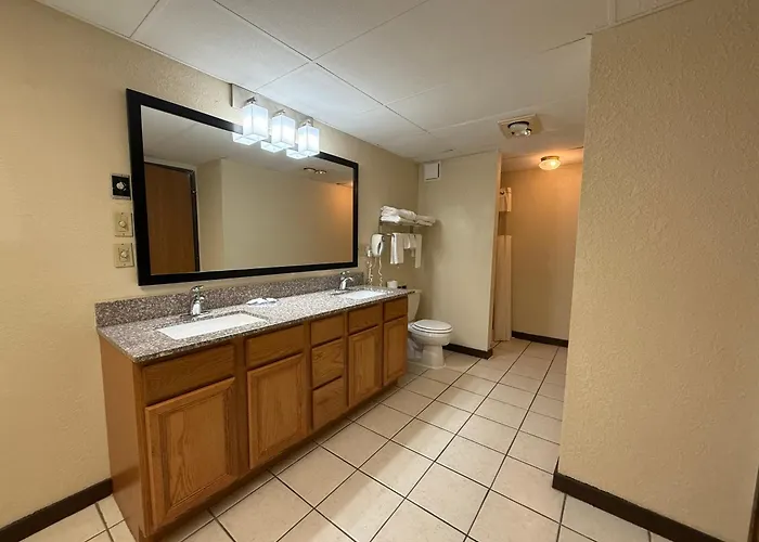 Econo Lodge Inn & Suites Wisconsin Dells