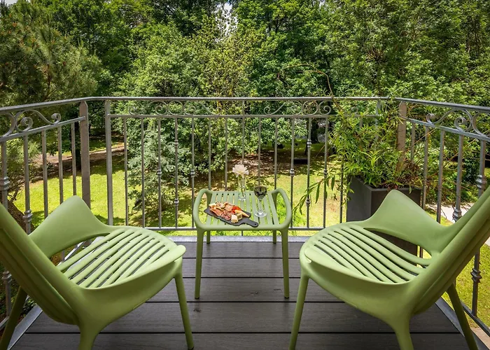 Logis Hôtel Restaurant Les 2 Rives - A75, en bordure de rivière