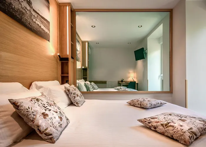 Logis Hotel Restaurant Les 2 Rives - A75, En Bordure De Riviere