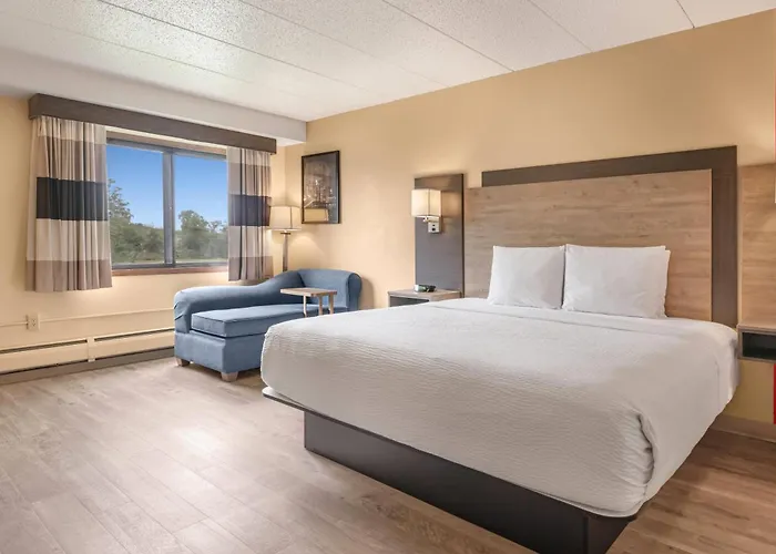 Ramada By Wyndham Minneapolis Golden Valley