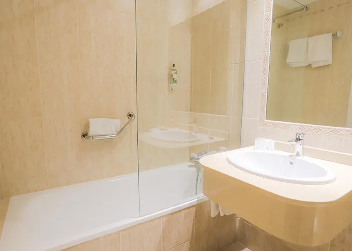 Hotel Oasis Con Parking Incluido