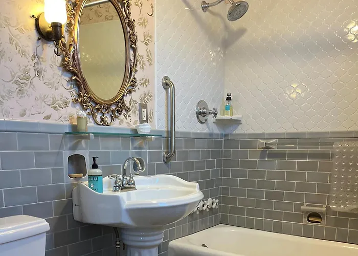 Munroe Inn Boutique Hotel