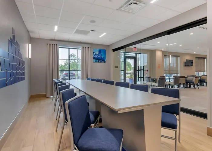 Comfort Inn & Suites Jacksonville - Orange Park Near Naval Air Station