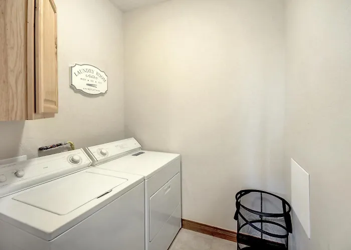 Luxury Pond Villa: Hot Tub & Views with Complimentary Activities