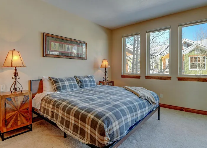 Luxury Pond Villa: Hot Tub & Views with Complimentary Activities