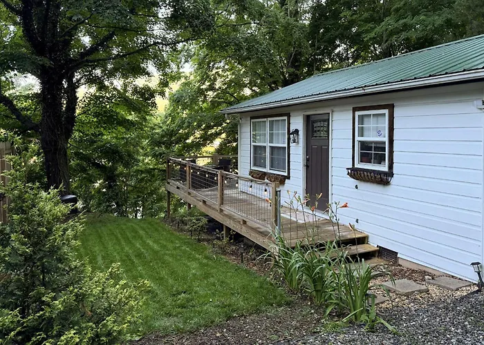 Hilltop Hideaway W/ Scenic Views & Hot Tub!