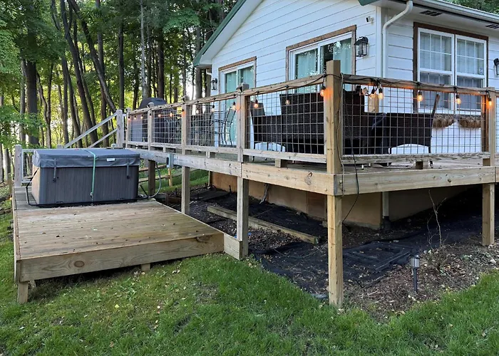 Hilltop Hideaway W/ Scenic Views & Hot Tub!