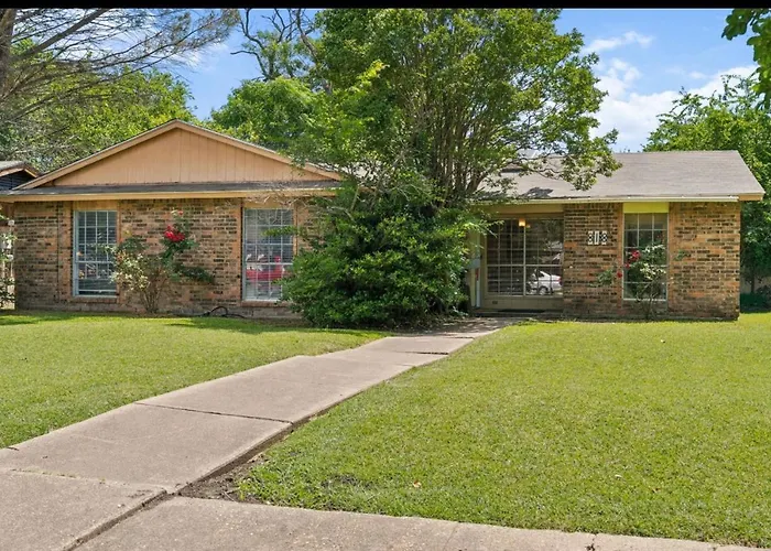 New! Fun Just 20 Min From Dallas 3-Brm Home