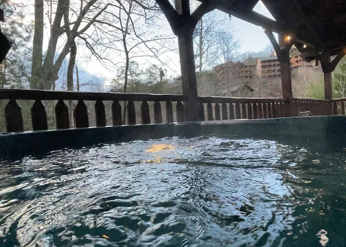 Spacious Resort Log Cabin, Easy Drive, Hot Tub, Arcade Gameroom, Mountain Vibe