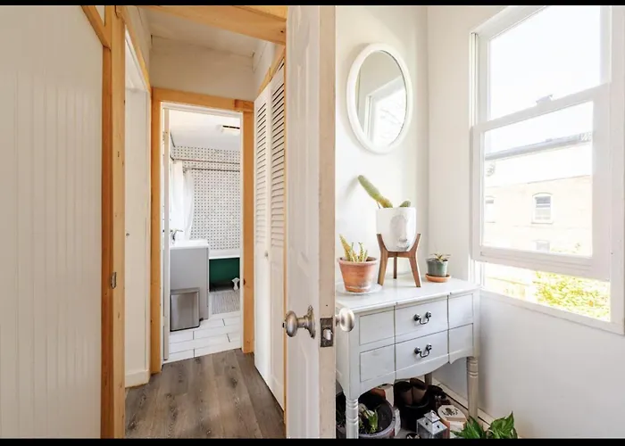 Bright Apt W Additional Room