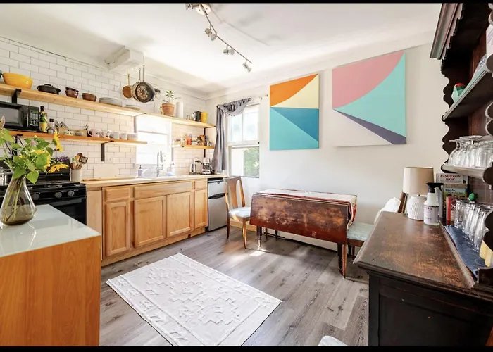 Bright Apt W Additional Room