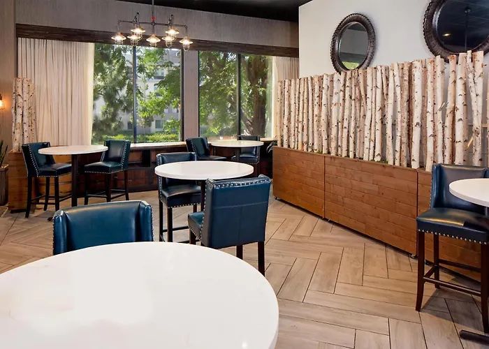 Hotel Zessa Orange County Airport, A Doubletree By Hilton