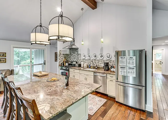 Riverwood: South Haven Retreat On 10 Acres