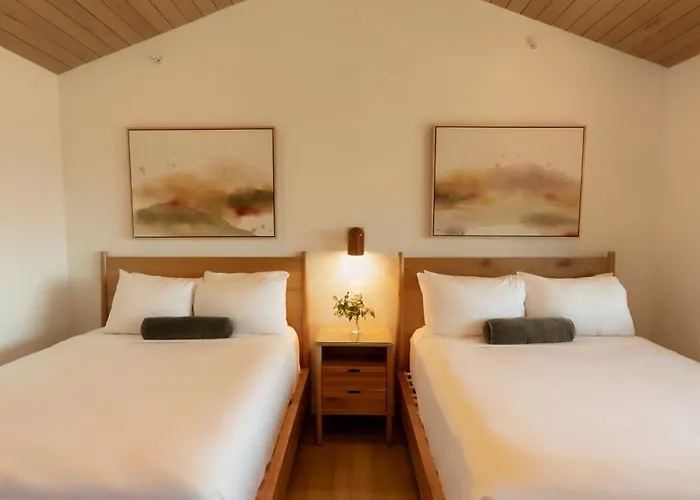 Woods Cove Inn