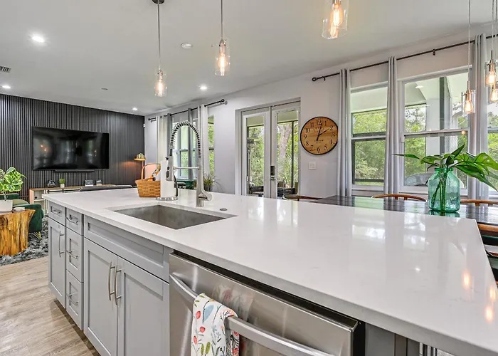 Modern Home | Pet Friendly | Kids Playroom | More!