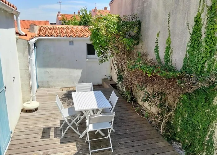 Charmante maison rénovée proche port et plage, 3 chambres, cour avec salon de jardin - FR-1-331-81