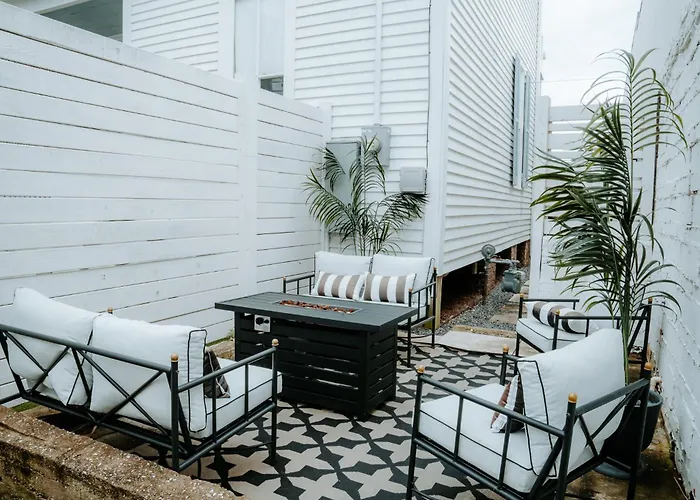 The Pink Room Luxury Boutique Escape One Mile To The Beach Near Cruise Ports