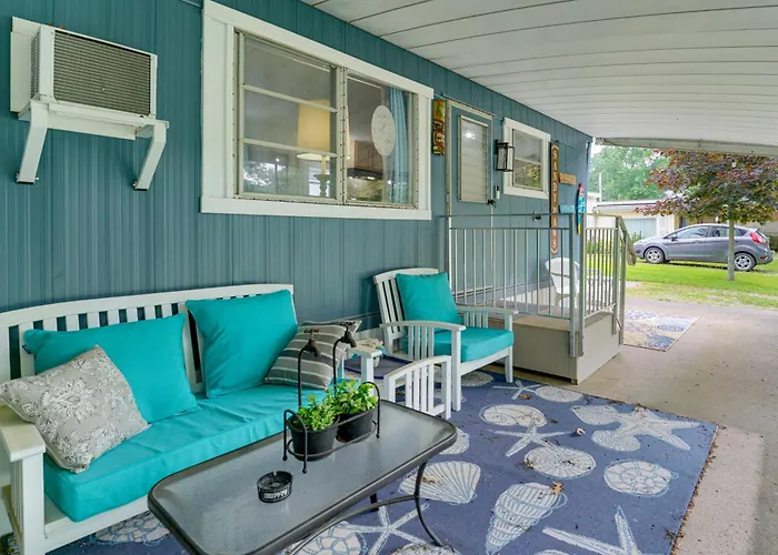 Cozy Fall Escape: Fire Pit, Bikes, & Pets Ok!