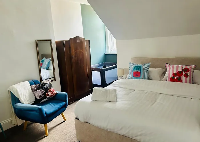 Romford Cottage, New King Bed, Free Parking & Wifi