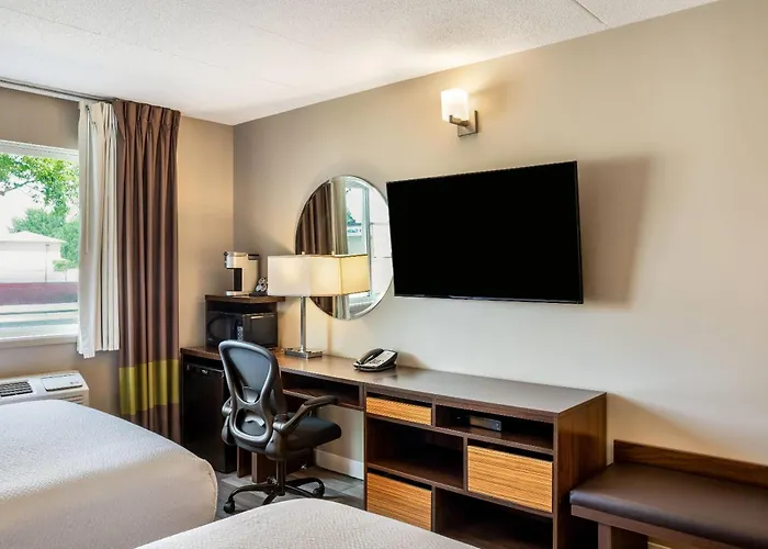 Super 8 By Wyndham Winnipeg West