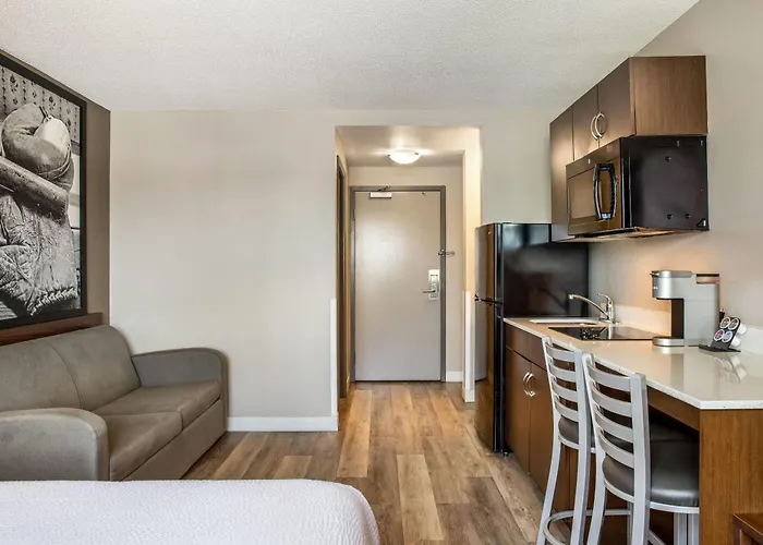 Super 8 By Wyndham Winnipeg West