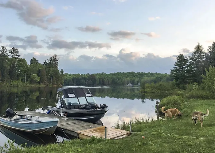 Quiet Bay Lakeside Escape