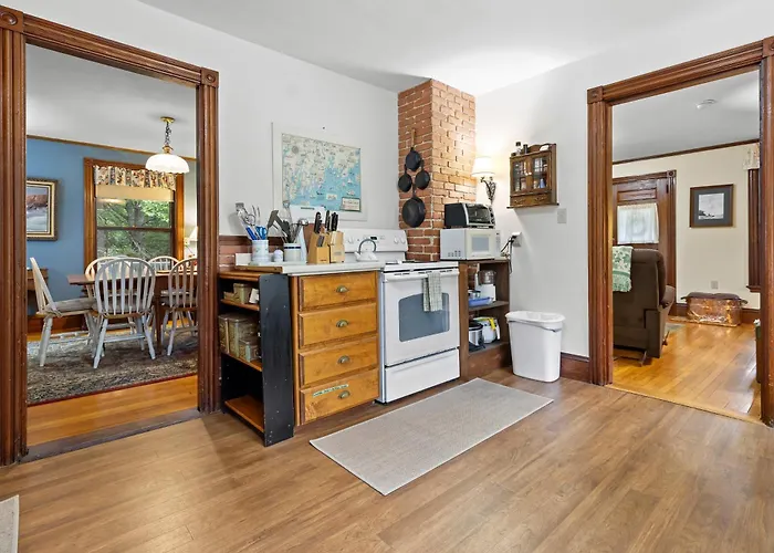 Century-Old Oceanfront Home With Wraparound Porch - Walk Downtown, Dogs Ok