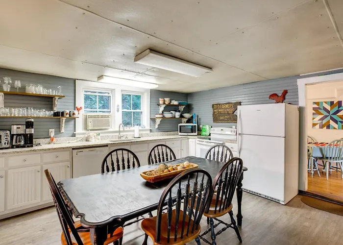 'Lil Red Hen' Cottage In The Boone Area W/ Hot Tub