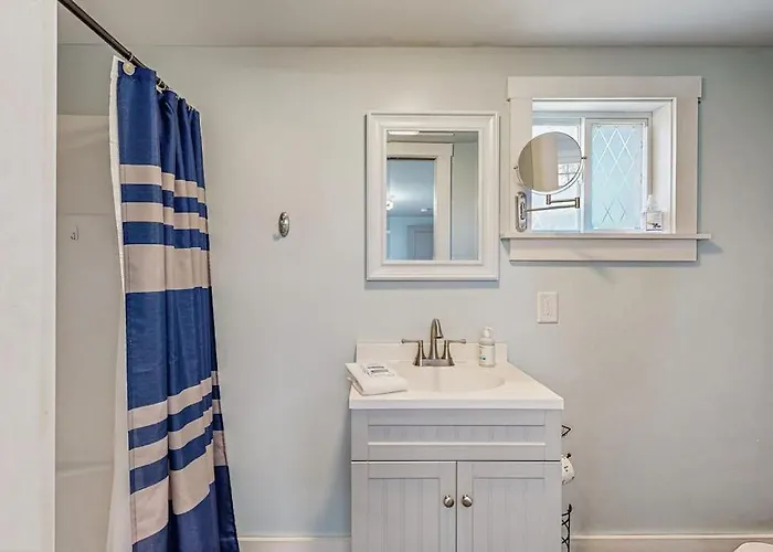 Coastal Bungalow With Large Yard, Beautiful Kitchen, & Great Location