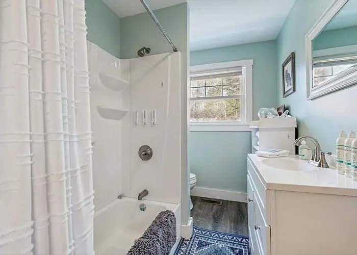 Coastal Bungalow With Large Yard, Beautiful Kitchen, & Great Location