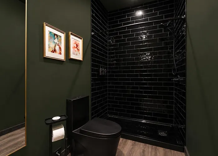 Walk Everywhere Fireplace Downtown Hideaway