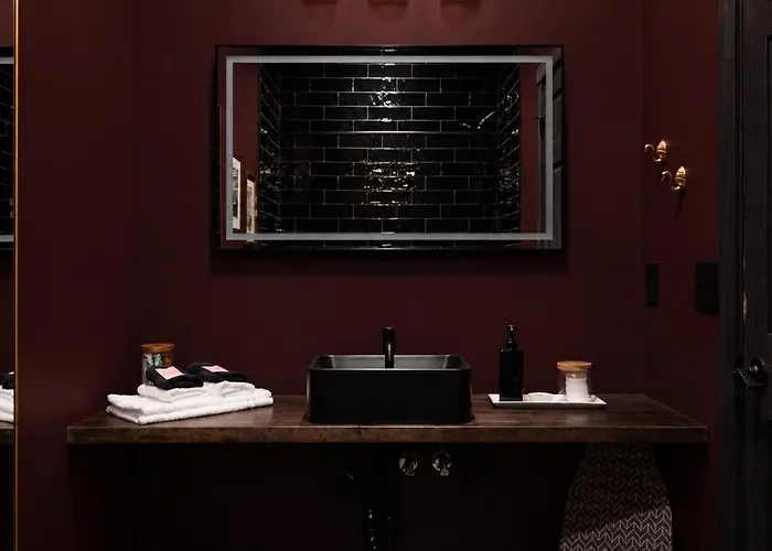 Walk Everywhere Fireplace Downtown Hideaway
