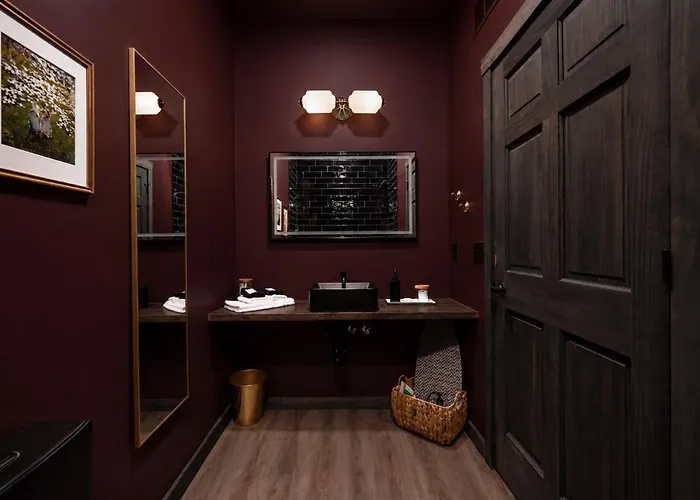 Walk Everywhere Fireplace Downtown Hideaway