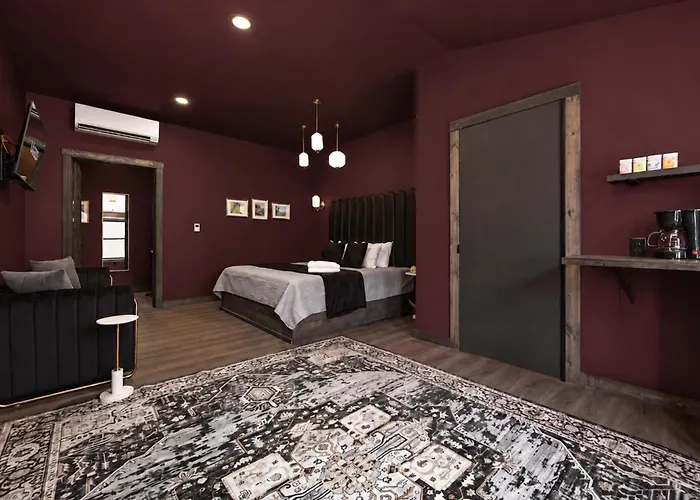 Walk Everywhere Fireplace Downtown Hideaway