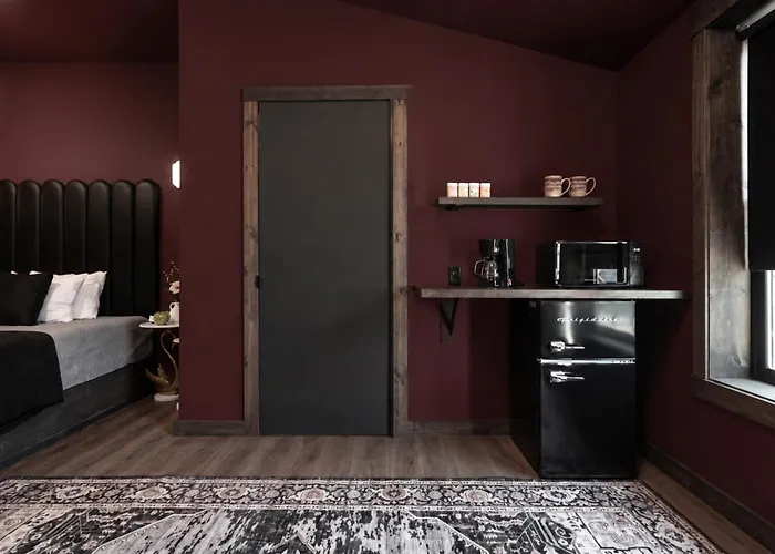 Walk Everywhere Fireplace Downtown Hideaway