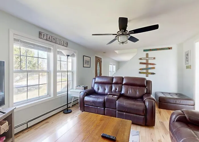 Dog-Friendly Home With Deck, Pool Table, & Firepit - Walk To Downtown Boothbay