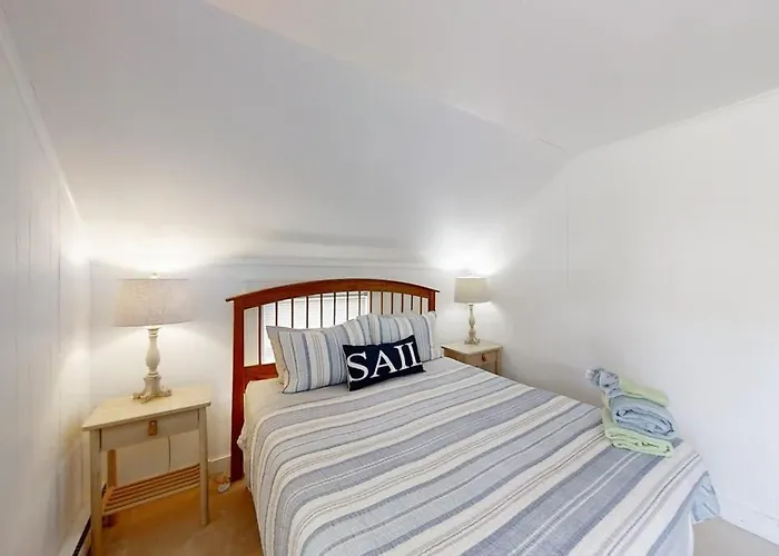 Historical New England Home, Outdoor Shower , Dog-Friendly
