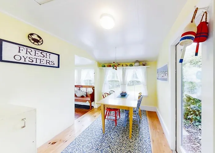 Dog-Friendly Fisher Hill Home With Patio And Wood Stove - Walk To The Harbor