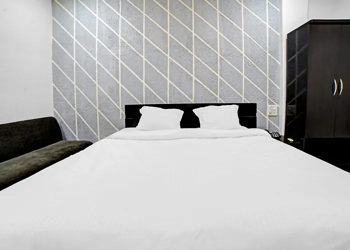 Capital O Convivial Hotel Amit Regency