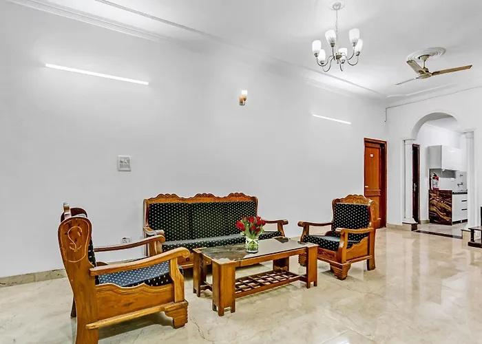 Townhouse Metro Inn Residency Near Iskcon Temple Noida