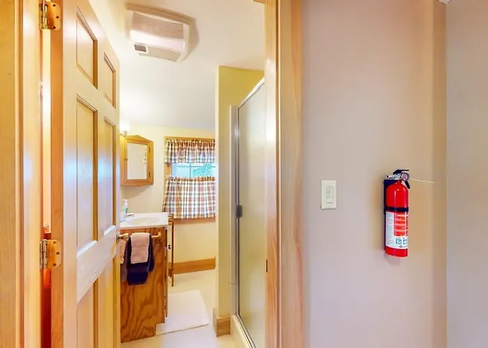 Comfortable Home Near The Beach - Dog-Friendly - Full Kitchen & Washer/Dryer
