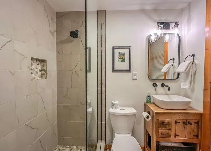 Pet Friendly Newly Renovated W Dock Slip Fire Pit Hot Tub Kayaks
