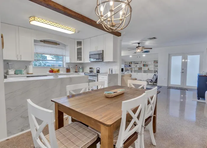 7-Person Luxury Spa, Fenced Tropical Backyard Paradise, Beach Vibe